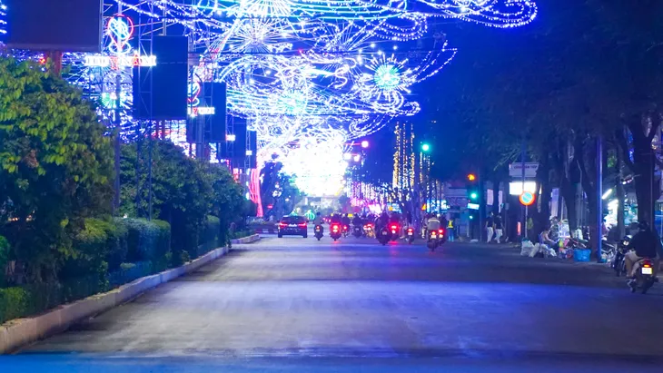 Xuyên đêm thảm nhựa con đường đau khổ ở Cần Thơ - Ảnh 9. Xuyên đêm thảm nhựa con đường đau khổ ở Cần Thơ - Ảnh 9.