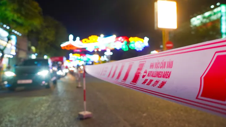 Xuyên đêm thảm nhựa con đường đau khổ ở Cần Thơ - Ảnh 4. Xuyên đêm thảm nhựa con đường đau khổ ở Cần Thơ - Ảnh 4.
