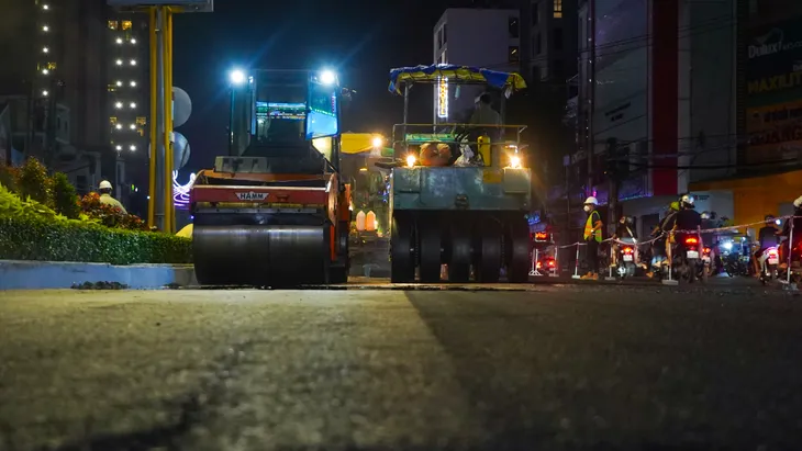 Xuyên đêm thảm nhựa con đường đau khổ ở Cần Thơ - Ảnh 6. Xuyên đêm thảm nhựa con đường đau khổ ở Cần Thơ - Ảnh 6.