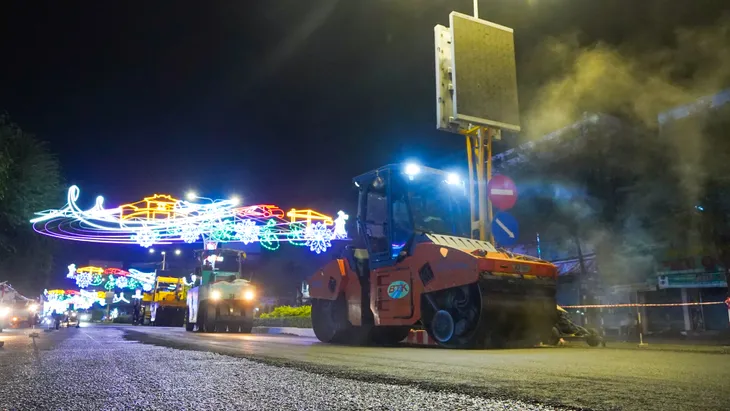 Xuyên đêm thảm nhựa con đường đau khổ ở Cần Thơ - Ảnh 7. Xuyên đêm thảm nhựa con đường đau khổ ở Cần Thơ - Ảnh 7.