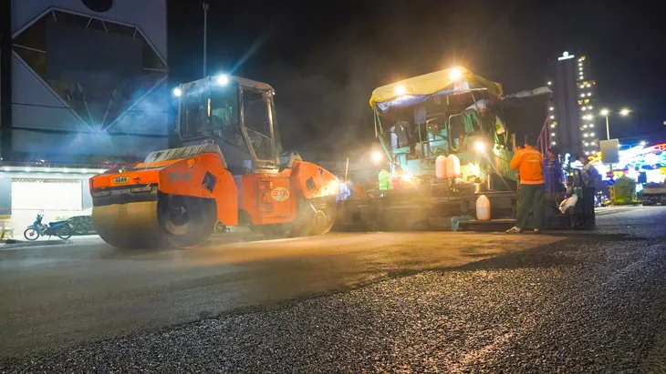 Xuyên đêm thảm nhựa con đường đau khổ ở Cần Thơ - Ảnh 8. Xuyên đêm thảm nhựa con đường đau khổ ở Cần Thơ - Ảnh 8.