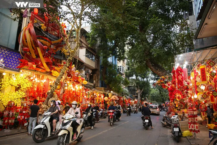 Phố Hàng Mã rực rỡ trước thềm Tết Nguyên Đán Giáp Thìn - Ảnh 1.