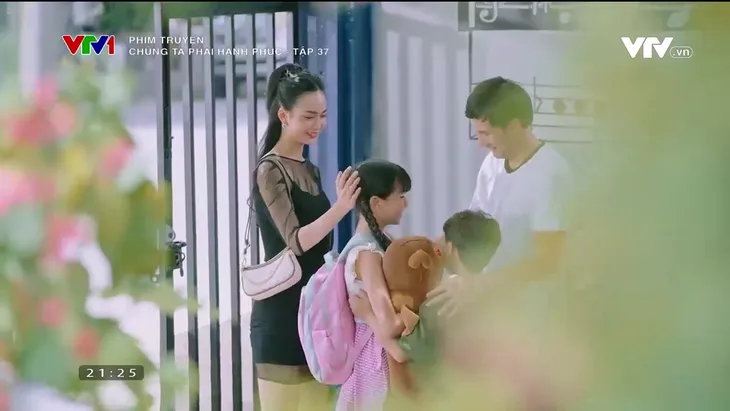 Chúng ta phải hạnh phúc - Tập 37: Đưa Hoài về nhà, Lê lại bị chinh phục lần nữa - Ảnh 9. Chúng ta phải hạnh phúc - Tập 37: Đưa Hoài về nhà, Lê lại bị chinh phục lần nữa - Ảnh 9.