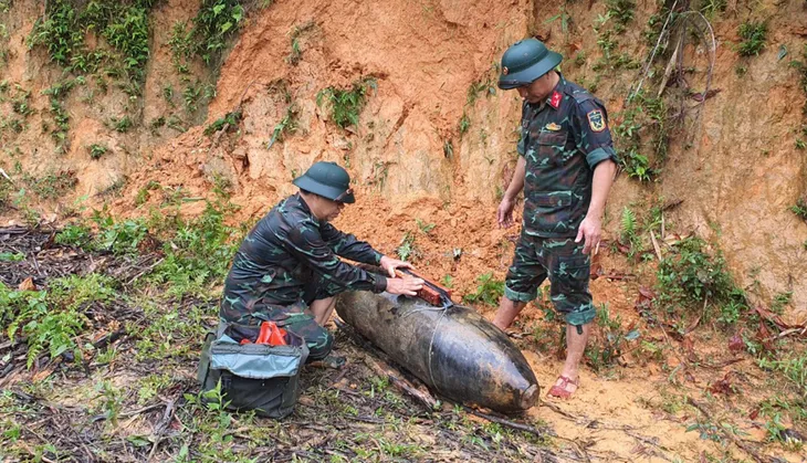 Nghệ An: Huỷ nổ bom nặng 350kg nằm dưới móng nhà - Ảnh 1. Nghệ An: Huỷ nổ bom nặng 350kg nằm dưới móng nhà - Ảnh 1.