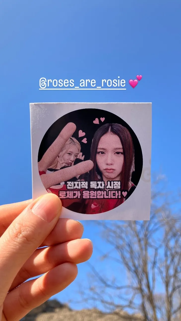 Rosé (BLACKPINK) ủng hộ Jisoo trong phim điện ảnh mới - Ảnh 2. Rosé (BLACKPINK) ủng hộ Jisoo trong phim điện ảnh mới - Ảnh 2.