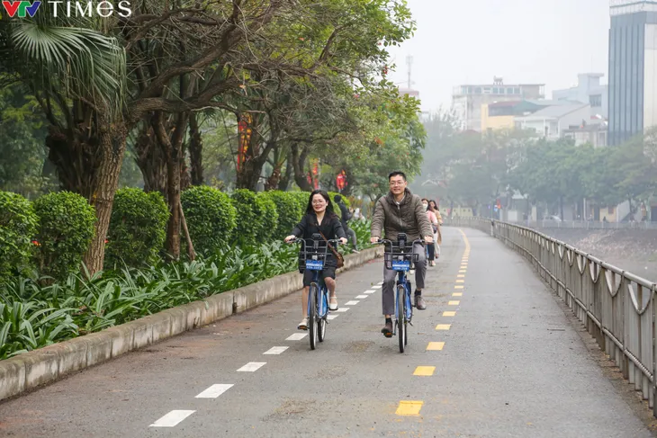 Cận cảnh làn đường đầu tiên dành riêng cho xe đạp mới ra mắt tại Hà Nội - Ảnh 6.