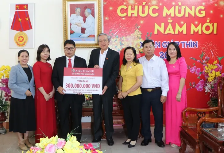 Agribank triển khai Chương trình “chung tay vì người nghèo” Xuân Giáp Thìn - Ảnh 3. Agribank triển khai Chương trình “chung tay vì người nghèo” Xuân Giáp Thìn - Ảnh 3.