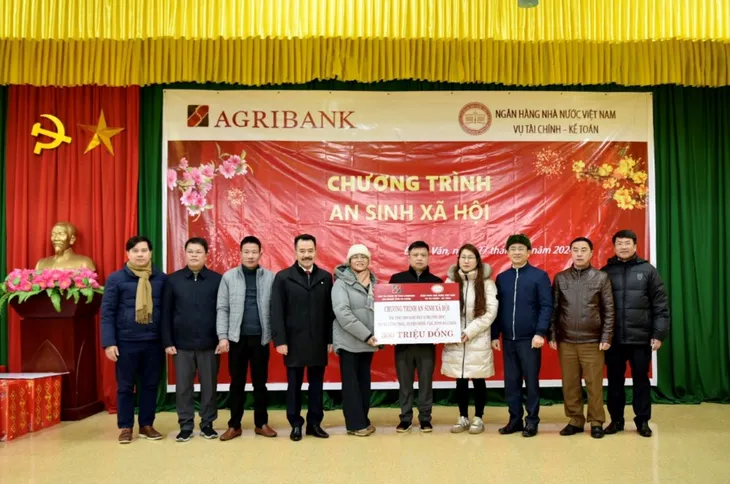 Agribank triển khai Chương trình “chung tay vì người nghèo” Xuân Giáp Thìn - Ảnh 4. Agribank triển khai Chương trình “chung tay vì người nghèo” Xuân Giáp Thìn - Ảnh 4.