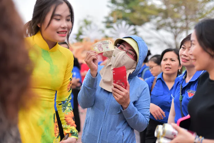 Thắp lửa niềm tin cho người lao động khó khăn dịp Tết Giáp Thìn - Ảnh 3. Thắp lửa niềm tin cho người lao động khó khăn dịp Tết Giáp Thìn - Ảnh 3.