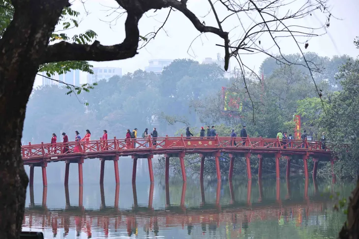 Hà Nội lắng đọng, tĩnh lặng trong sáng mùng 1 Tết Giáp Thìn  - Ảnh 1.