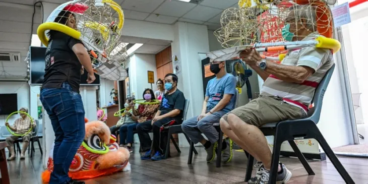 Đội múa lân trên 80 tuổi biểu diễn đón Tết ở Singapore - Ảnh 1. Đội múa lân trên 80 tuổi biểu diễn đón Tết ở Singapore - Ảnh 1.