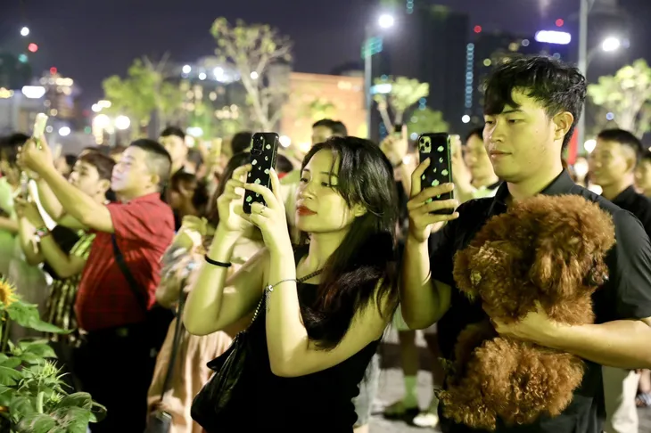 Mãn nhãn với màn pháo hoa chào mừng năm mới tại TP Hồ Chí Minh - Ảnh 4.