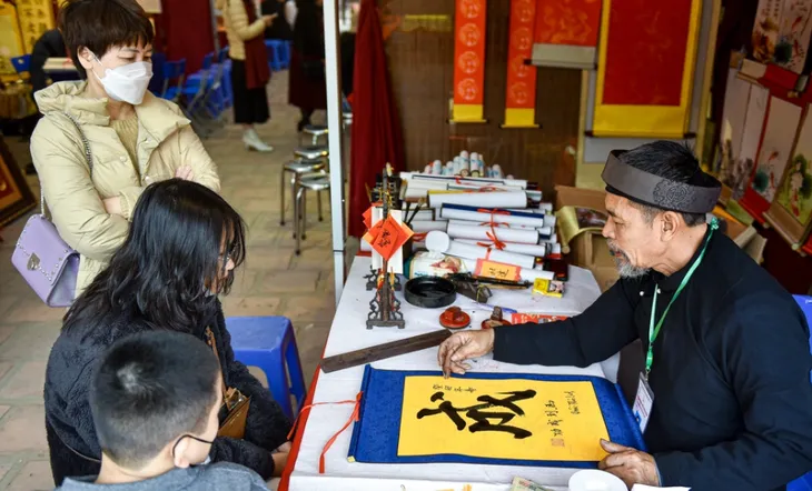 Văn Miếu - Quốc Tử Giám nườm nượp người đến xin chữ đầu năm - Ảnh 1. Văn Miếu - Quốc Tử Giám nườm nượp người đến xin chữ đầu năm - Ảnh 1.