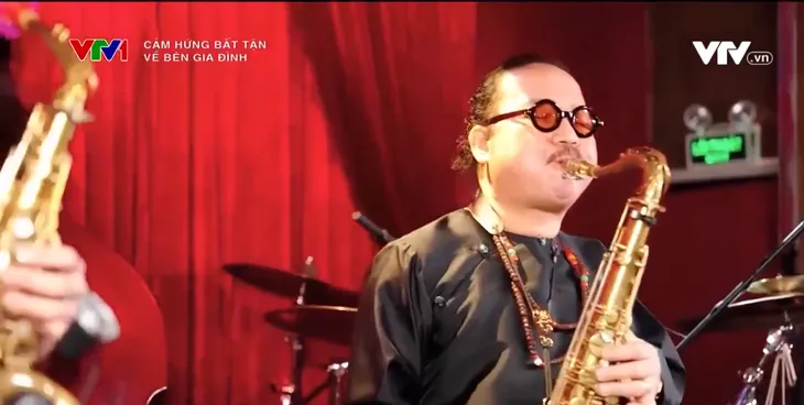 Nghệ sĩ saxophone Trần Mạnh Tuấn: Nhiều bác sĩ từng nói tôi khó mà chơi nhạc lại được - Ảnh 2. Nghệ sĩ saxophone Trần Mạnh Tuấn: Nhiều bác sĩ từng nói tôi khó mà chơi nhạc lại được - Ảnh 2.