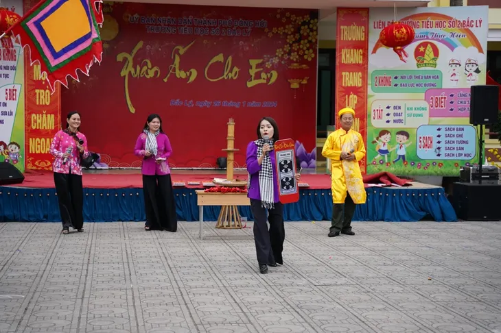 Quảng Bình: Bài chòi mừng xuân trong trường học - Ảnh 2. Quảng Bình: Bài chòi mừng xuân trong trường học - Ảnh 2.
