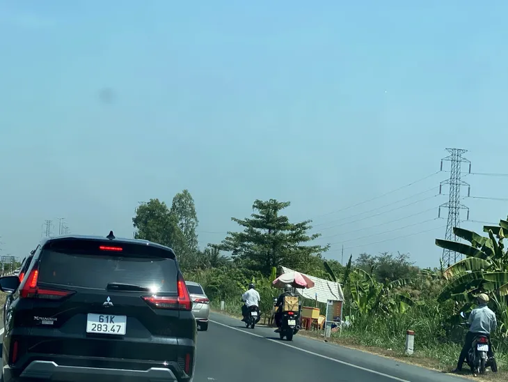 Người dân ùn ùn quay lại TP Hồ Chí Minh sau kỳ nghỉ, nhiều cửa ngõ bắt đầu xảy ra ùn ứ - Ảnh 2.