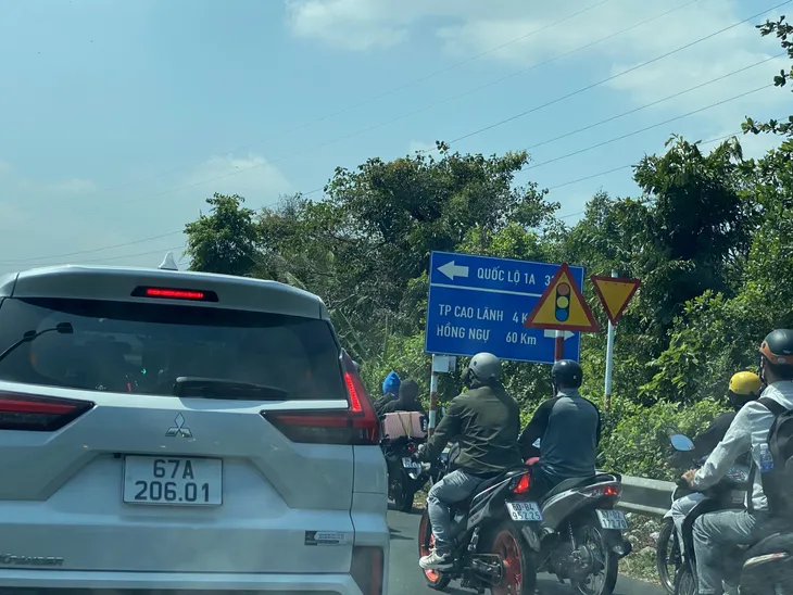 Người dân ùn ùn quay lại TP Hồ Chí Minh sau kỳ nghỉ, nhiều cửa ngõ bắt đầu xảy ra ùn ứ - Ảnh 6.