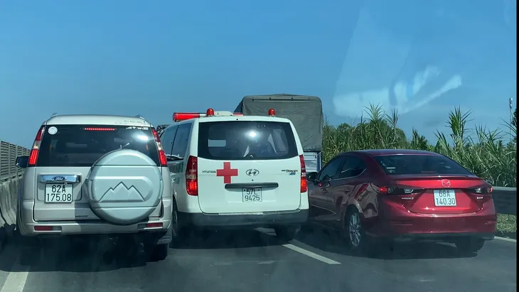 Người dân ùn ùn quay lại TP Hồ Chí Minh sau kỳ nghỉ, nhiều cửa ngõ bắt đầu xảy ra ùn ứ - Ảnh 10.