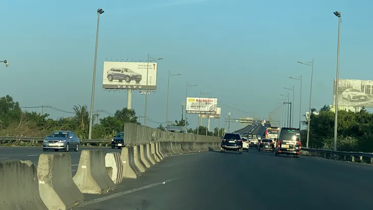 Người dân ùn ùn quay lại TP Hồ Chí Minh sau kỳ nghỉ, nhiều cửa ngõ bắt đầu xảy ra ùn ứ - Ảnh 13.