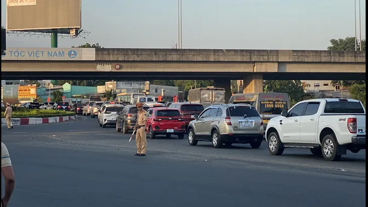 Người dân ùn ùn quay lại TP Hồ Chí Minh sau kỳ nghỉ, nhiều cửa ngõ bắt đầu xảy ra ùn ứ - Ảnh 14.