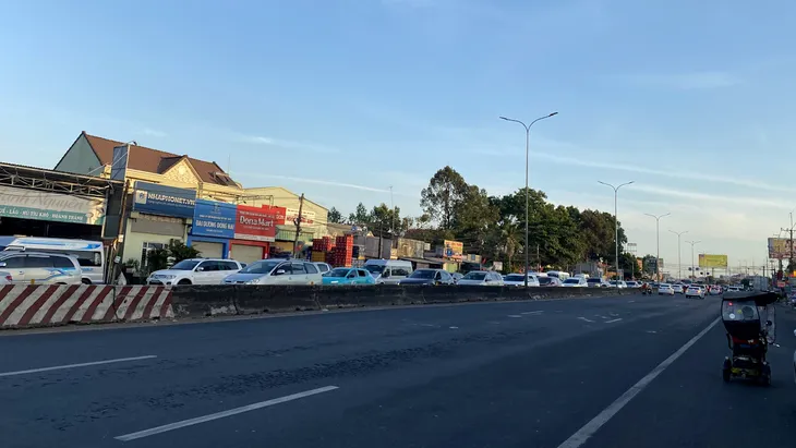 Người dân ùn ùn quay lại TP Hồ Chí Minh sau kỳ nghỉ, nhiều cửa ngõ bắt đầu xảy ra ùn ứ - Ảnh 15.