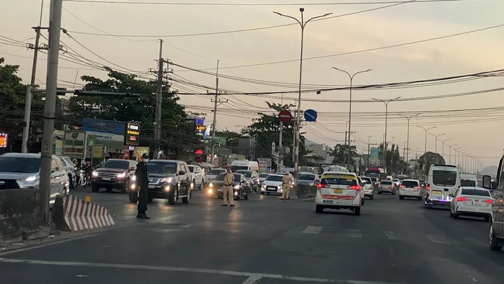 Người dân ùn ùn quay lại TP Hồ Chí Minh sau kỳ nghỉ, nhiều cửa ngõ bắt đầu xảy ra ùn ứ - Ảnh 18.