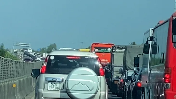 Người dân ùn ùn quay lại TP Hồ Chí Minh sau kỳ nghỉ, nhiều cửa ngõ bắt đầu xảy ra ùn ứ - Ảnh 12.
