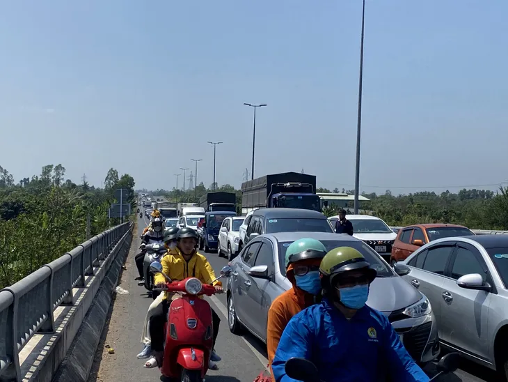 Người dân ùn ùn quay lại TP Hồ Chí Minh sau kỳ nghỉ, nhiều cửa ngõ bắt đầu xảy ra ùn ứ - Ảnh 5.