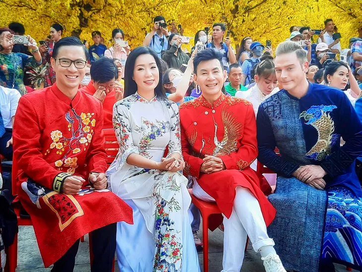 Sao Việt diện áo dài du xuân - Ảnh 25.