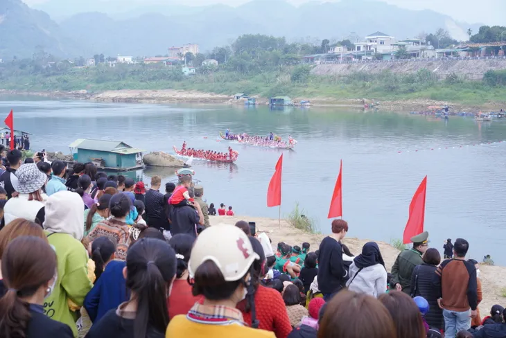 Tuyên Quang: Sôi nổi lễ hội đua thuyền trên sông Lô đầu năm mới - Ảnh 6. Tuyên Quang: Sôi nổi lễ hội đua thuyền trên sông Lô đầu năm mới - Ảnh 6.