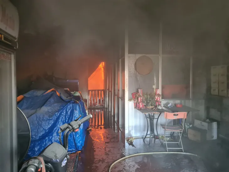 Cháy tiệm bánh, cảnh sát PCCC và người dân phá cửa sắt để dập lửa - Ảnh 2. Cháy tiệm bánh, cảnh sát PCCC và người dân phá cửa sắt để dập lửa - Ảnh 2.