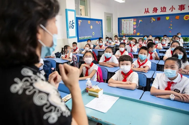Đưa tiếng Anh thành ngôn ngữ thứ 2 trong trường: Cần lộ trình triển khai từng bước - Ảnh 1. Đưa tiếng Anh thành ngôn ngữ thứ 2 trong trường: Cần lộ trình triển khai từng bước - Ảnh 1.