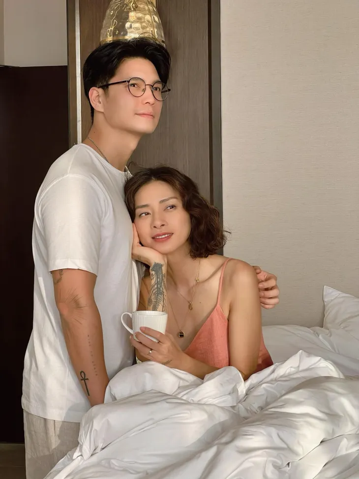 Các mỹ nhân Việt tình tứ bên nửa kia, khoe quà Valentine cực lãng mạn - Ảnh 8. Các mỹ nhân Việt tình tứ bên nửa kia, khoe quà Valentine cực lãng mạn - Ảnh 8.