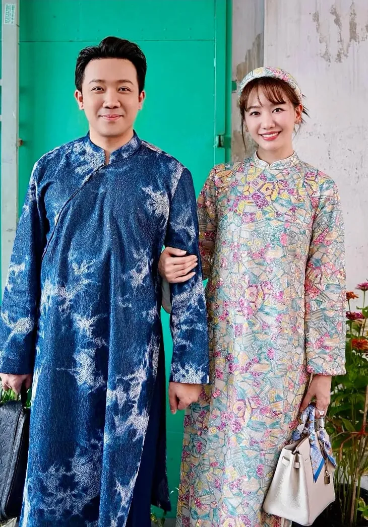 Các mỹ nhân Việt tình tứ bên nửa kia, khoe quà Valentine cực lãng mạn - Ảnh 6. Các mỹ nhân Việt tình tứ bên nửa kia, khoe quà Valentine cực lãng mạn - Ảnh 6.