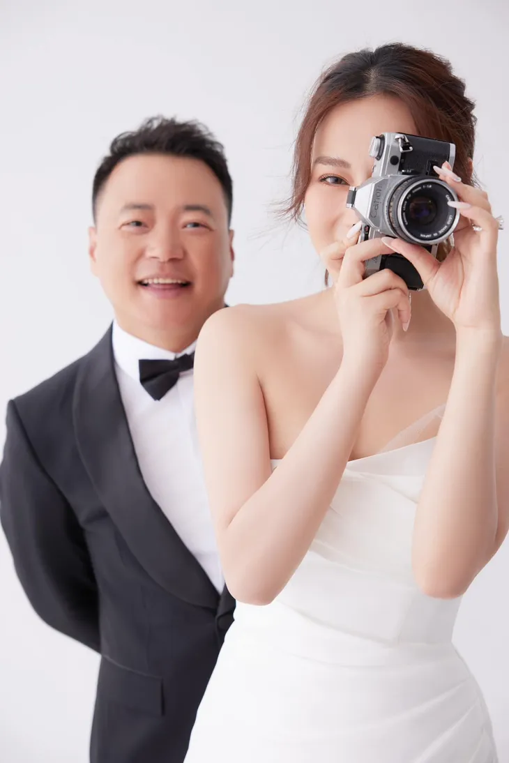 Các mỹ nhân Việt tình tứ bên nửa kia, khoe quà Valentine cực lãng mạn - Ảnh 2. Các mỹ nhân Việt tình tứ bên nửa kia, khoe quà Valentine cực lãng mạn - Ảnh 2.
