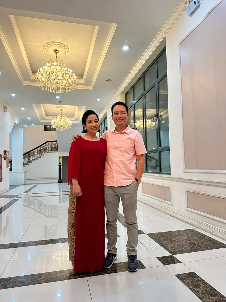 Các mỹ nhân Việt tình tứ bên nửa kia, khoe quà Valentine cực lãng mạn - Ảnh 5. Các mỹ nhân Việt tình tứ bên nửa kia, khoe quà Valentine cực lãng mạn - Ảnh 5.