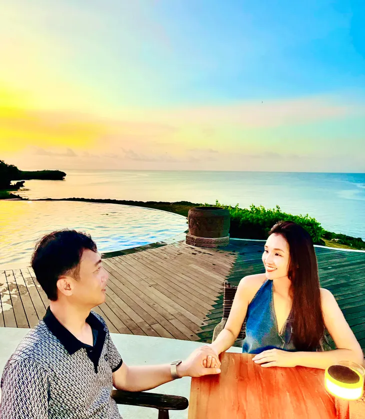 Các mỹ nhân Việt tình tứ bên nửa kia, khoe quà Valentine cực lãng mạn - Ảnh 4. Các mỹ nhân Việt tình tứ bên nửa kia, khoe quà Valentine cực lãng mạn - Ảnh 4.