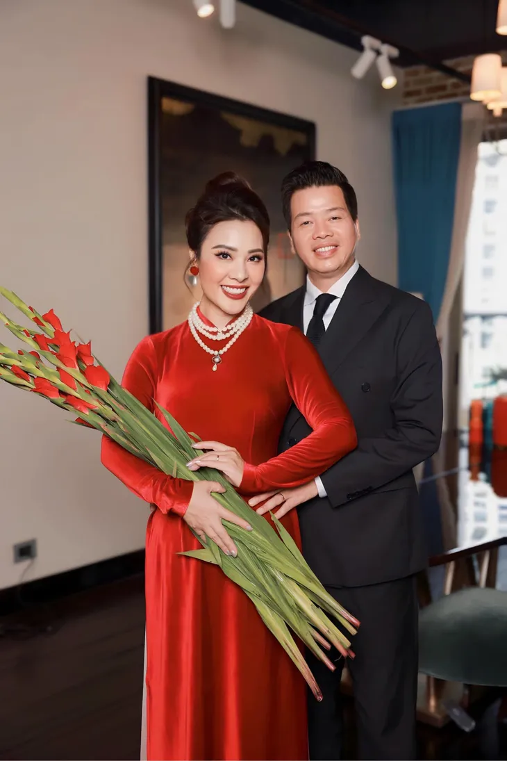 Các mỹ nhân Việt tình tứ bên nửa kia, khoe quà Valentine cực lãng mạn - Ảnh 7. Các mỹ nhân Việt tình tứ bên nửa kia, khoe quà Valentine cực lãng mạn - Ảnh 7.