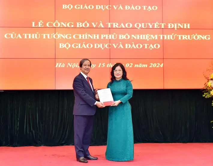 Công bố và trao Quyết định bổ nhiệm Thứ trưởng Bộ GD & ĐT - Ảnh 1. Công bố và trao Quyết định bổ nhiệm Thứ trưởng Bộ GD & ĐT - Ảnh 1.