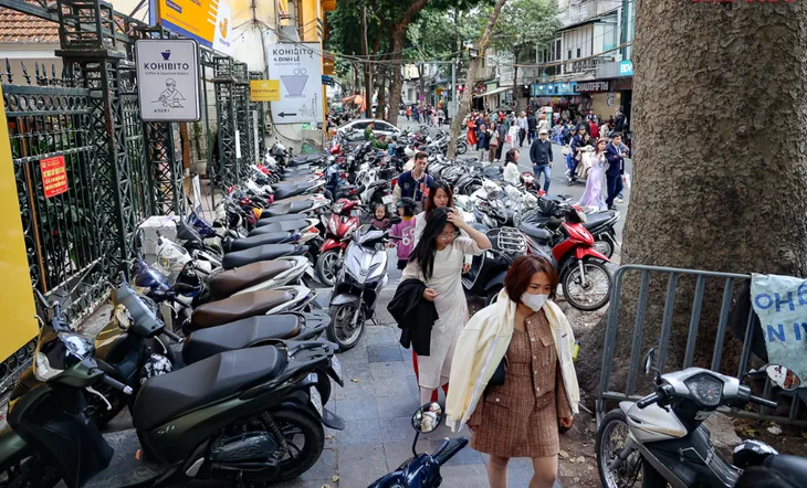 Nhiều điểm trông giữ xe ở Hà Nội thu tiền cao gấp 3 quy định - Ảnh 1. Nhiều điểm trông giữ xe ở Hà Nội thu tiền cao gấp 3 quy định - Ảnh 1.