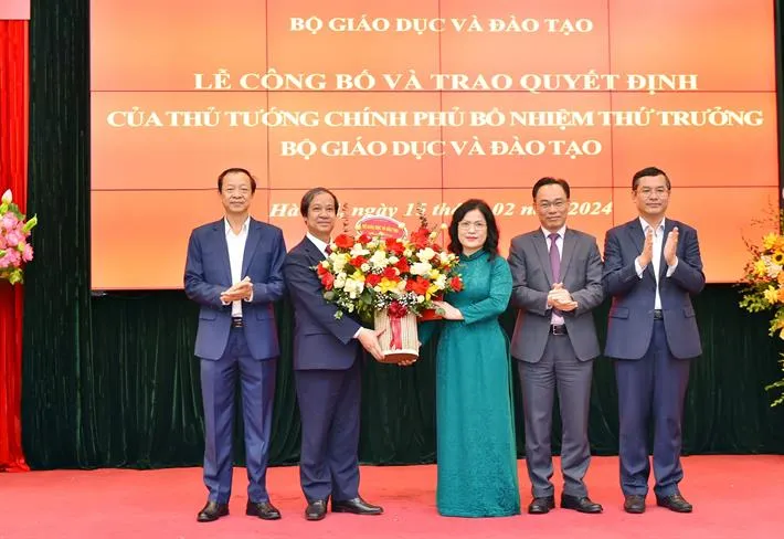 Công bố và trao Quyết định bổ nhiệm Thứ trưởng Bộ GD & ĐT - Ảnh 3. Công bố và trao Quyết định bổ nhiệm Thứ trưởng Bộ GD & ĐT - Ảnh 3.