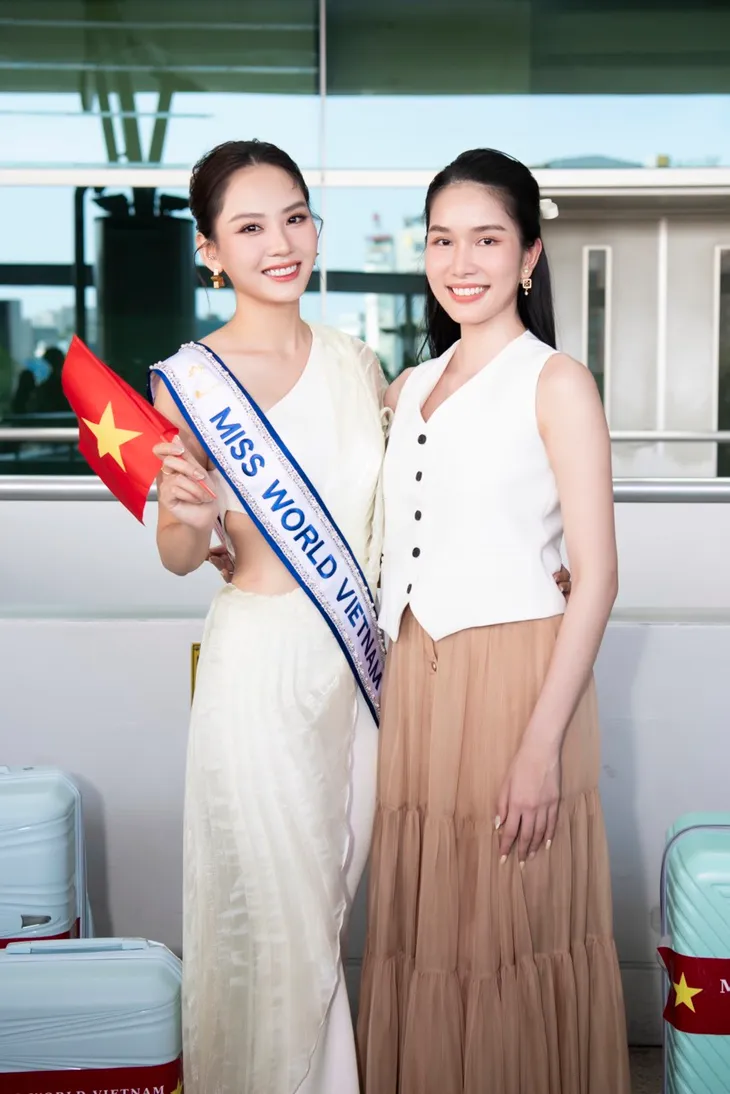 Mai Phương mang 140kg hành lý, 30 bộ trang phục, sẵn sàng “chinh chiến” ở đấu trường nhan sắc Miss World - Ảnh 2. Mai Phương mang 140kg hành lý, 30 bộ trang phục, sẵn sàng “chinh chiến” ở đấu trường nhan sắc Miss World - Ảnh 2.