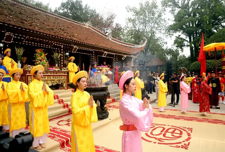 Linh thiêng Lễ hội Đền Mẫu Âu Cơ - Ảnh 6. Linh thiêng Lễ hội Đền Mẫu Âu Cơ - Ảnh 6.