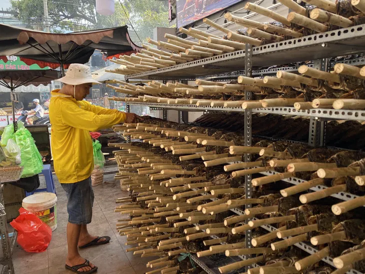 Phố cá lóc nướng ở TP Hồ Chí Minh rực lửa xuyên đêm ngày vía Thần Tài - Ảnh 6. Phố cá lóc nướng ở TP Hồ Chí Minh rực lửa xuyên đêm ngày vía Thần Tài - Ảnh 6.