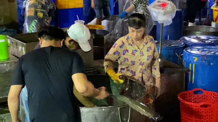 Chợ cá lóc ở TP Hồ Chí Minh nhộn nhịp ngày vía Thần Tài - Ảnh 8. Chợ cá lóc ở TP Hồ Chí Minh nhộn nhịp ngày vía Thần Tài - Ảnh 8.
