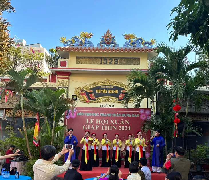 Người dân TP Hồ Chí Minh nô nức dự khai hội Đền Đức thánh Trần Hưng Đạo - Ảnh 6. Người dân TP Hồ Chí Minh nô nức dự khai hội Đền Đức thánh Trần Hưng Đạo - Ảnh 6.