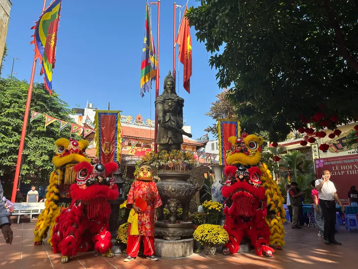 Người dân TP Hồ Chí Minh nô nức dự khai hội Đền Đức thánh Trần Hưng Đạo - Ảnh 13. Người dân TP Hồ Chí Minh nô nức dự khai hội Đền Đức thánh Trần Hưng Đạo - Ảnh 13.