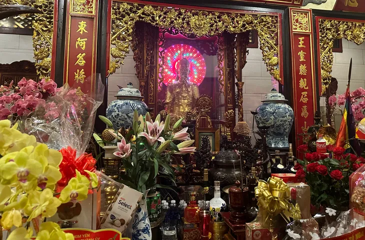 Người dân TP Hồ Chí Minh nô nức dự khai hội Đền Đức thánh Trần Hưng Đạo - Ảnh 9. Người dân TP Hồ Chí Minh nô nức dự khai hội Đền Đức thánh Trần Hưng Đạo - Ảnh 9.