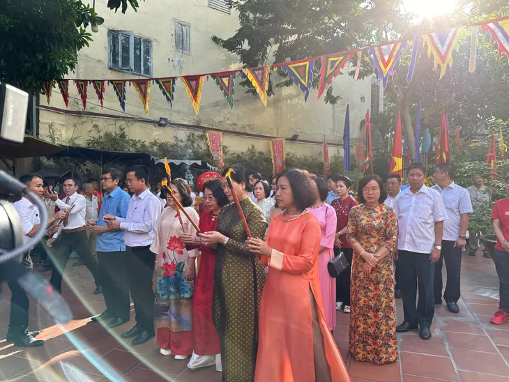 Người dân TP Hồ Chí Minh nô nức dự khai hội Đền Đức thánh Trần Hưng Đạo - Ảnh 3. Người dân TP Hồ Chí Minh nô nức dự khai hội Đền Đức thánh Trần Hưng Đạo - Ảnh 3.
