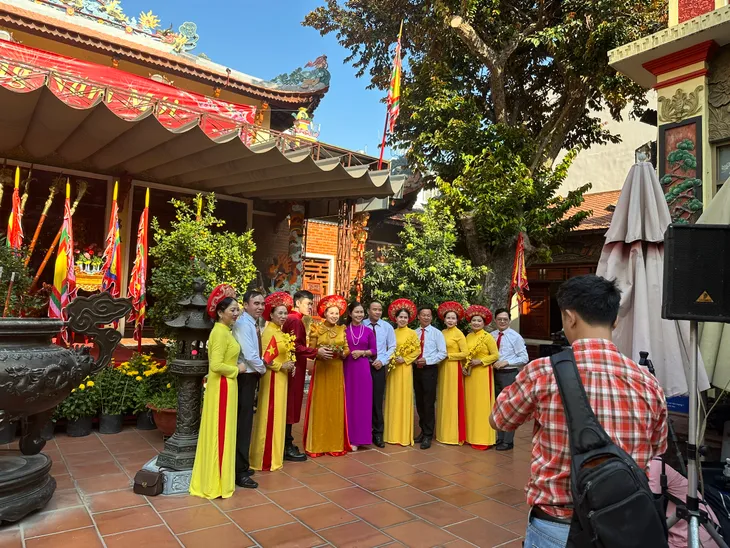 Người dân TP Hồ Chí Minh nô nức dự khai hội Đền Đức thánh Trần Hưng Đạo - Ảnh 10. Người dân TP Hồ Chí Minh nô nức dự khai hội Đền Đức thánh Trần Hưng Đạo - Ảnh 10.